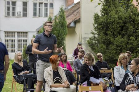 Kamniško mestno središče z novim utripom – sprehod z županom po pop-up izložbah in obisk novih podjetnikov  (18)